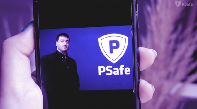 Imagem da tela de um celular com a foto do CEO da PSafe